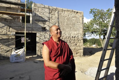 Gueshe Tenzing Tanding supervisa las obras del retiro que construye en el ayuntamiento ourensano de San Amaro.