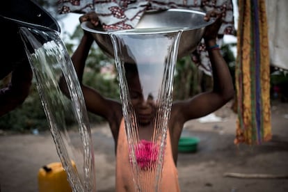 Una niña congoleña arroja un balde agua en un orfanato en Beni (República Democrática del Congo).