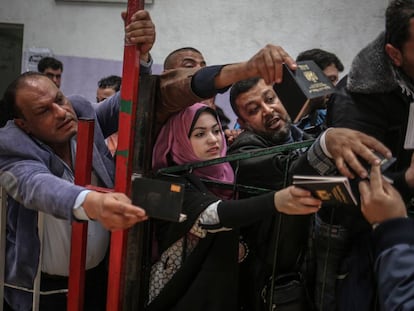 Un grupo de palestinos espera a cruzar a Egipto en el paso de Rafah, en la franja de Gaza.