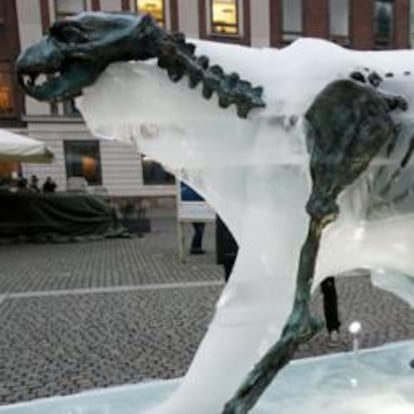 Un niño toca una escultura de hielo de un oso polar que se derrite para revelar un esqueleto de bronce en Copenhague el 8 de diciembre de 2009