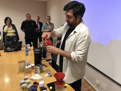 SANTIAGO RIGONI DE TOMA CAFE DURANTE SU PONENCIA / CAPEL