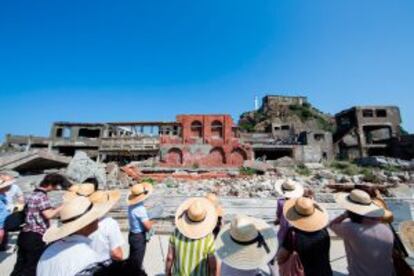 Un grupo de visitantes en la isla de Hashima, en el mar de Japón.