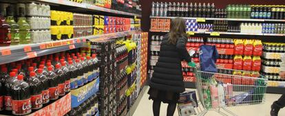 Lineal de refrescos en un supermercado de Mercadona.