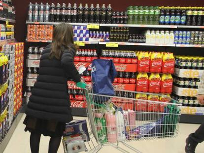 Lineal de refrescos en un supermercado de Mercadona.