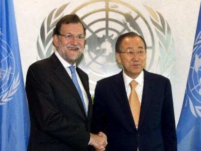 El presidente del Gobierno en funciones, Mariano Rajoy, saluda al secretario general de la ONU, Ban Ki-moon, en el pasado mes de octubre, en la sede de la organizaci&oacute;n internacional. 