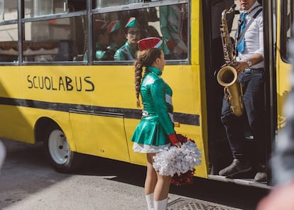 Sabrina, una de las Sailors Majorettes de Scafati, sube al bus que transporta al grupo y a su banda de música.