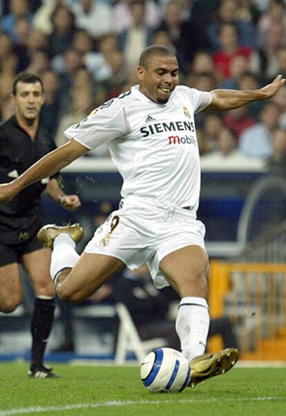 Ronaldo dispara a puerta en el partido contra el Valencia en el Bernabéu esta temporada.