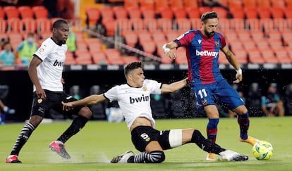 José Luis Morales tratar de regatear a Gabriel Paulista este domingo en Mestalla en el partido entre el Valencia y el Levante.