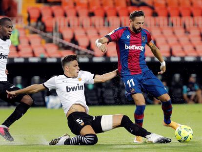 José Luis Morales tratar de regatear a Gabriel Paulista este domingo en Mestalla en el partido entre el Valencia y el Levante.