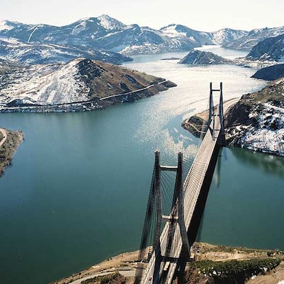 Puente Ingeniero Carlos Fernández, sobre el embalse leonés Barrios de Luna, perteneciente al Grupo Itínere.