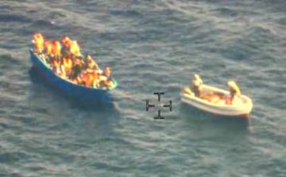 Lanchas, que los servicios de Inteligencia identifican como traficantes de personas, acompañan a las pateras hasta alta mar en el Mediterráneo Central