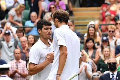 Alcaraz y Medvedev se saludan tras el partido en la Pista 1 de Wimbledon.