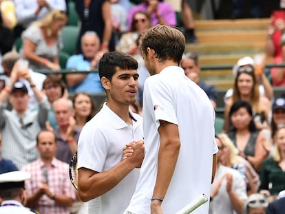 Alcaraz y Medvedev se saludan tras el partido en la Pista 1 de Wimbledon.