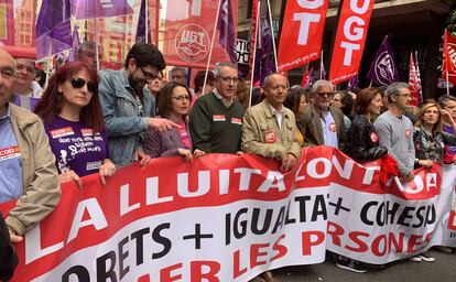 La manifestación convocada por UGT-PV y CC OO-PV en Valencia a punto de salir de la plaza de San Agustín.