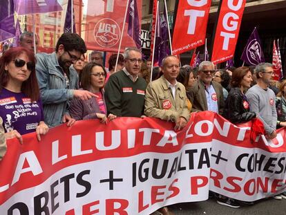 La manifestación convocada por UGT-PV y CC OO-PV en Valencia a punto de salir de la plaza de San Agustín.