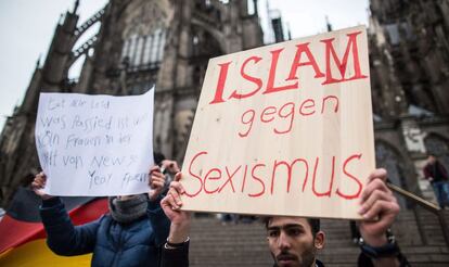 Un sirio con un cartel que reza &quot;El islam contra el sexismo&quot; , en Colonia el 10 de enero.