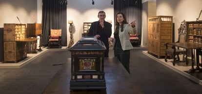 Mónica Piera y Miguel Ángel Alarcia, en las salas que mostrarán una selección de los muebles de Núria Pla.