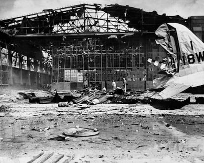 Un hangar de la base aérea Hickam, destruido durante el ataque sorpresa de Japón sobre Pearl Harbour.