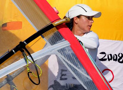 La española Marina Alabau ha logrado el segundo puesto en la cuarta regata de la clase RS:X femenino de los Juegos de Pekín tras la italiana Sensini. En la general, Alabau mantiene la segunda posición, con lo que la vela, el deporte que más medallas olímpicas ha dado a España, podría dar una nueva alegría.