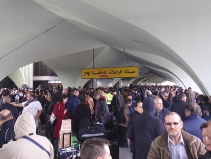 Cientos de personas esperan en el aeropuerto de Trípoli a ser evacuadas del país.