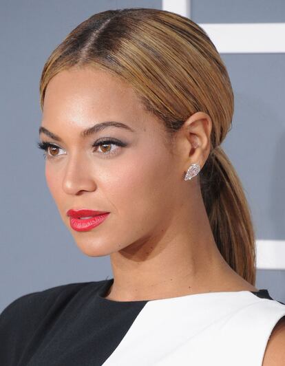 Beyoncé llevó coleta con raya al medio en la pasada edición de los Grammy.