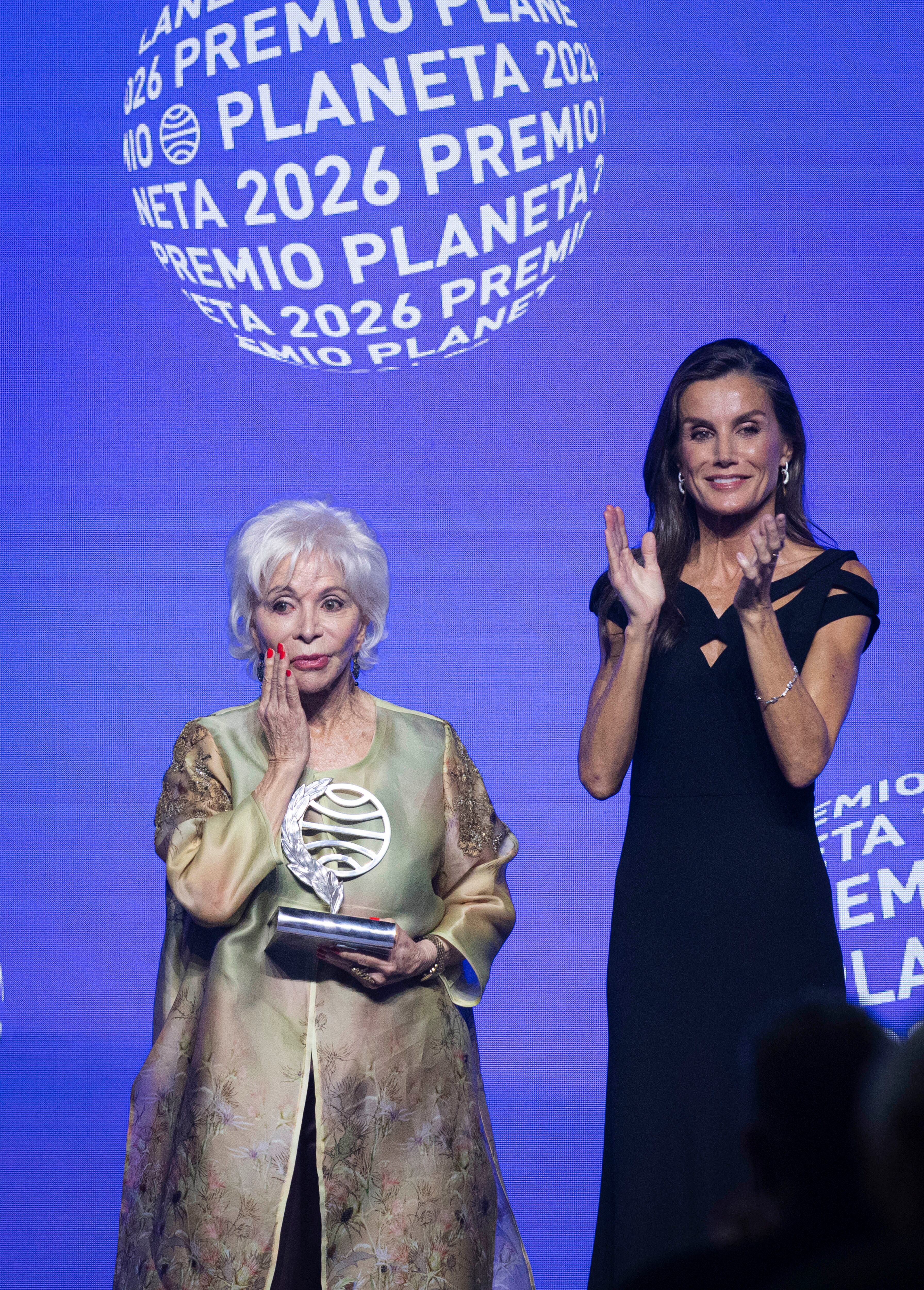 Barcelona, 15/10/2026. La escritora Isabel Allende gana el 75.º Premio Planeta durante la gala de entrega celebrada en la Fira de Barcelona, con la presencia de SS. MM. los Reyes de España. Foto: Gianluca Battista.