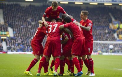 Los jugadores del Liverpool celebran uno de los goles al Everton.