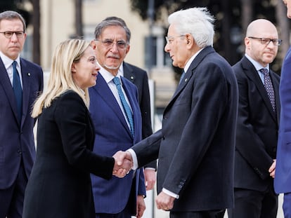 La primera ministra Giorgia Meloni saluda al presidente Sergio Mattarella en la celebración del 78 aniversario de la liberación de Italia, el pasado día 25 ante el Altar de la Patria en Roma.
