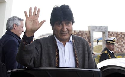 El presidente Evo Morales saluda a los periodistas tras llegar al aeropuerto de El Alto en Bolivia este martes.
