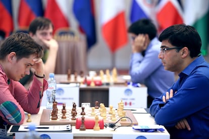 Ant&oacute;n Kovalyov, a la izquierda, durante la partida que gan&oacute; a Viswanathan Anand en la 2&ordf; eliminatoria