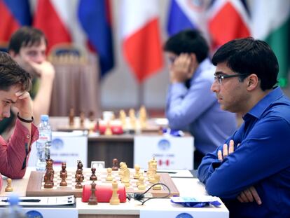 Ant&oacute;n Kovalyov, a la izquierda, durante la partida que gan&oacute; a Viswanathan Anand en la 2&ordf; eliminatoria