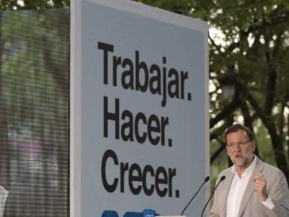 El presidente del Gobierno y del Partido Popular, Mariano Rajoy, durante el mitin celebrado este mi&eacute;rcoles en Sevilla. 
