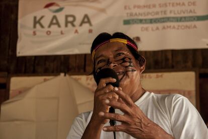 Hilario Saant narra, frente a toda la comunidad, las experiencias de la tripulación que llevó el barco solar a territorio achuar. Con alegría, expresa su orgullo de que el pueblo haya logrado construir este sueño. 