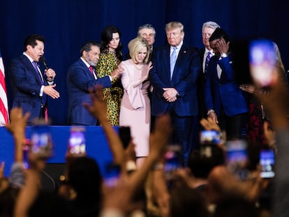 Líderes evangélicos locales rezan por el expresidente de los Estados Unidos Donald Trump, en una misa celebrada en Miami, el 3 de enero de 2020.