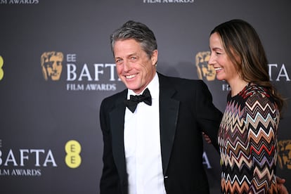 Hugh Grant y Anna Elisabet Eberstein