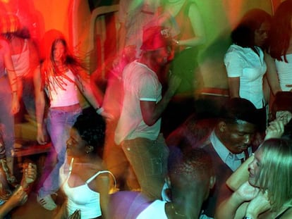 J&oacute;venes bailan en la pista de una discoteca after hours de Madrid.