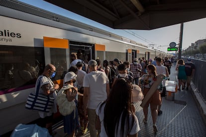 Aglomeraciones el la linea R1 de renfe a la vuelta de las playas del Maresme, en una imagen de archivo.