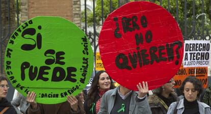 Miembros de la PAH protestan frente a la sede del PP de Andalucía.