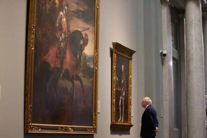 El primer ministro británico, Boris Johnson, contempla el cuadro 'Carlos V a caballo en Mühlberg' (1548), del pintor veneciano Tiziano Vecellio, en el Museo del Prado.