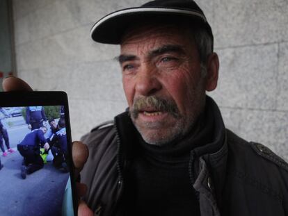 El padre de la víctima muestra una foto de la detención.