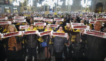 Manifestantes pidiendo la libertad de Junqueras, Forn, S&aacute;nchez y Cuixart