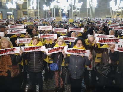 Manifestants demanen la llibertat de Junqueras, Forn, Sànchez i Cuixart