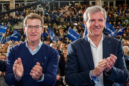 El presidente del PP, Alberto Núñez Feijóo (izquierda) y el candidato a la Xunta, Alfonso Rueda, durante el acto electoral que los populares celebraron el día 9 en Lalín (Pontevedra).
