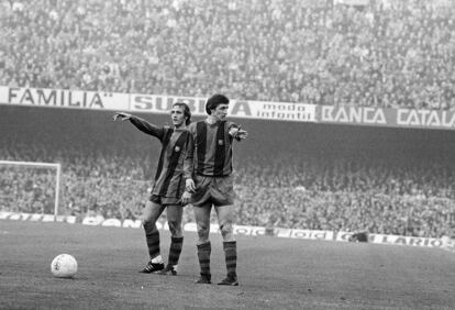 Los jugadores del Fútbol Club Barcelona, Johan Neeskens, izquierda, y Johan Cruyff, derecha, dan órdenes a sus compañeros.