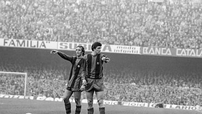 Los jugadores del Fútbol Club Barcelona, Johan Neeskens, izquierda, y Johan Cruyff, derecha, dan órdenes a sus compañeros.