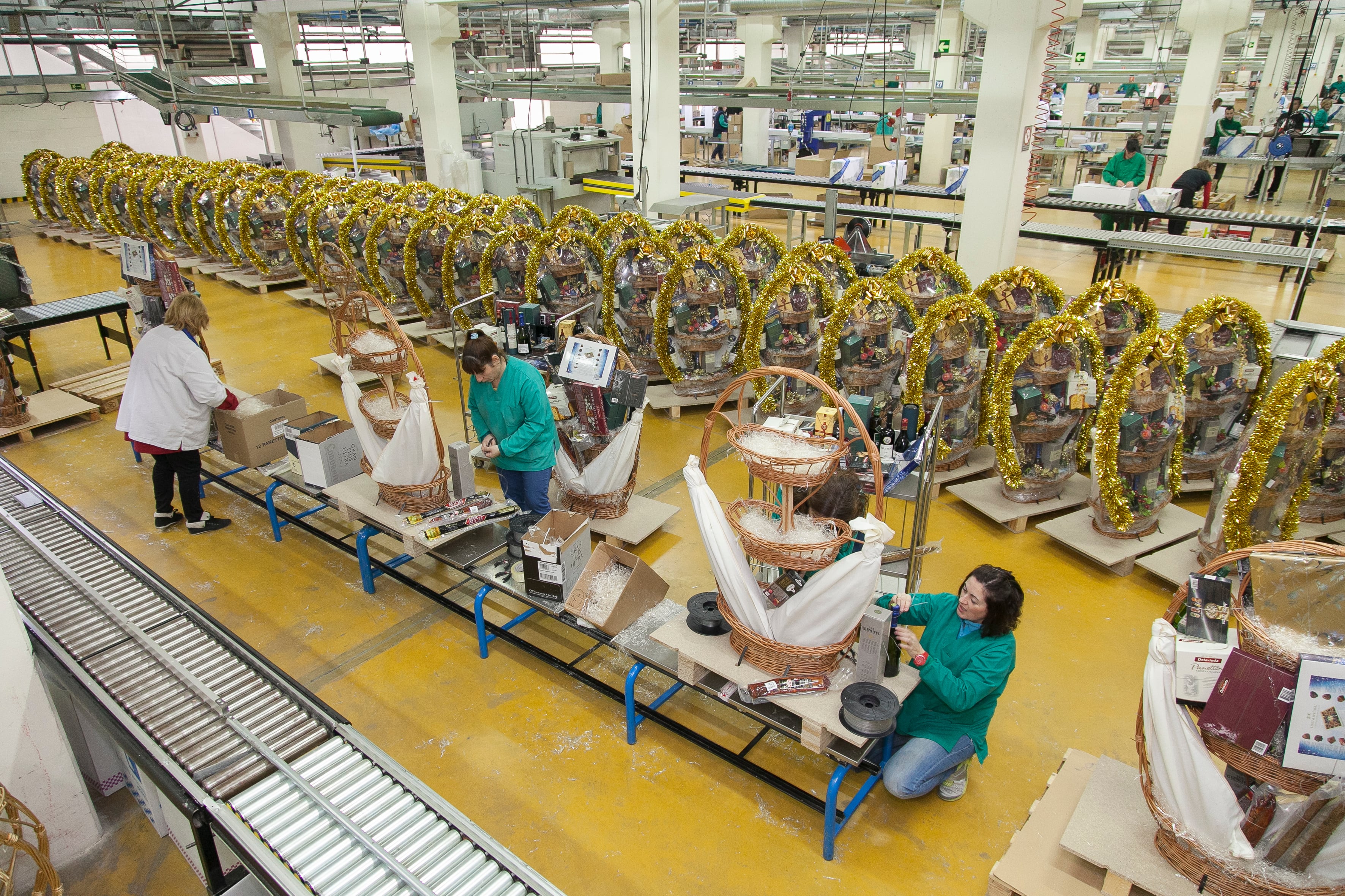 Del jamón a la entrada para un musical, la evolución de la cesta de Navidad