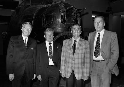 Posando ante un bombardero en el Imperial War Museum de Londres posan cuatro miembros del Guinea Pig Club: Bill Warman, "Tubby" Taylor, Alan Morgan y Jack Allaway.