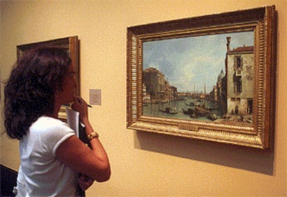 Una mujer observa, ayer, una de las pinturas de Canaletto en el Museo de Bellas Artes de Bilbao.