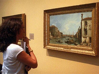 Una mujer observa, ayer, una de las pinturas de Canaletto en el Museo de Bellas Artes de Bilbao.