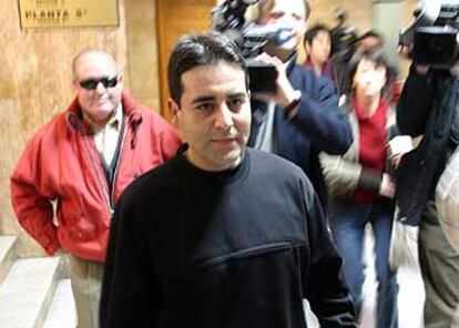 Francisco Gómez Simón, acusado del triple crimen de Benifallim, ayer a su llegada a la Audiencia de Alicante para el juicio.